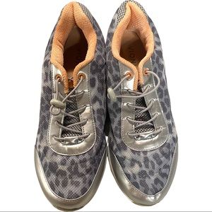 Vionic 11 tennis shoes